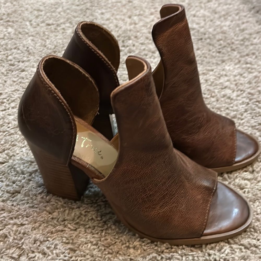 DibaTrue wedge heels. Size 8